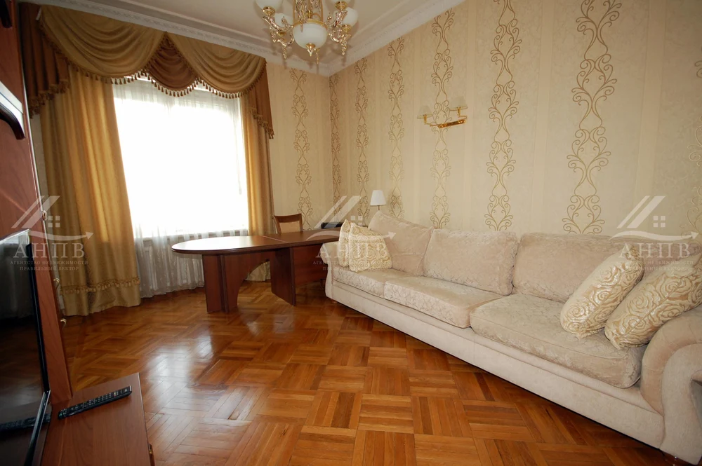 Квартира в элитной сталинской высотке с видом на Московский Кремль и парк Зарядье