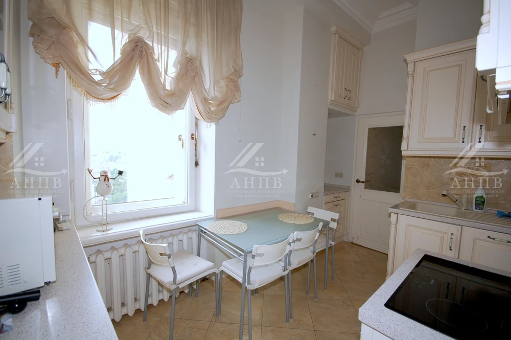 Квартира в элитной сталинской высотке с видом на Московский Кремль и парк Зарядье