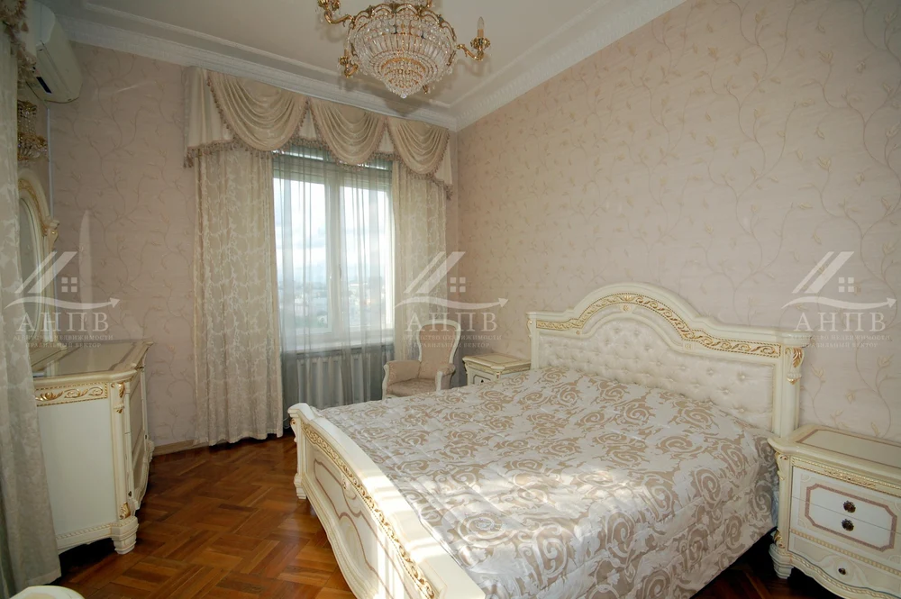 Квартира в элитной сталинской высотке с видом на Московский Кремль и парк Зарядье