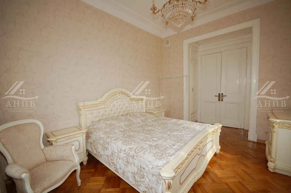 Квартира в элитной сталинской высотке с видом на Московский Кремль и парк Зарядье