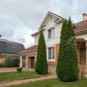 Коттедж 400 м² на участке 14 сот