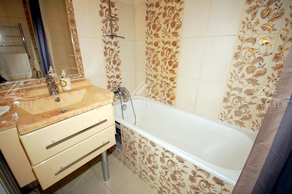 Квартира в элитной сталинской высотке с видом на Московский Кремль и парк Зарядье