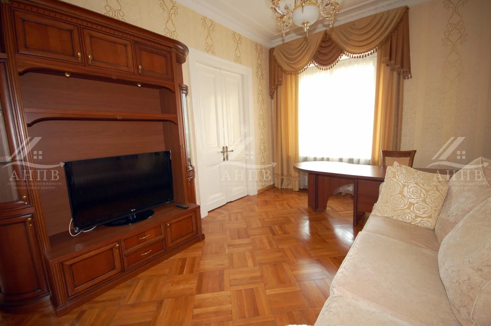 Квартира в элитной сталинской высотке с видом на Московский Кремль и парк Зарядье