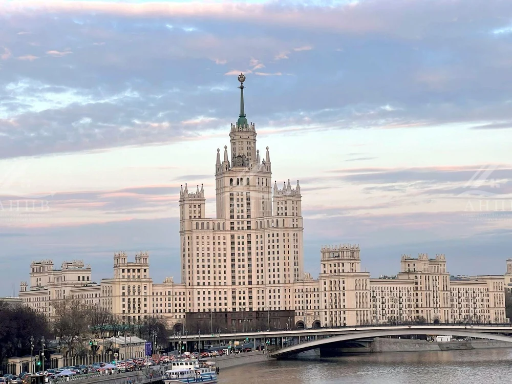 Квартира в элитной сталинской высотке с видом на Московский Кремль и парк Зарядье