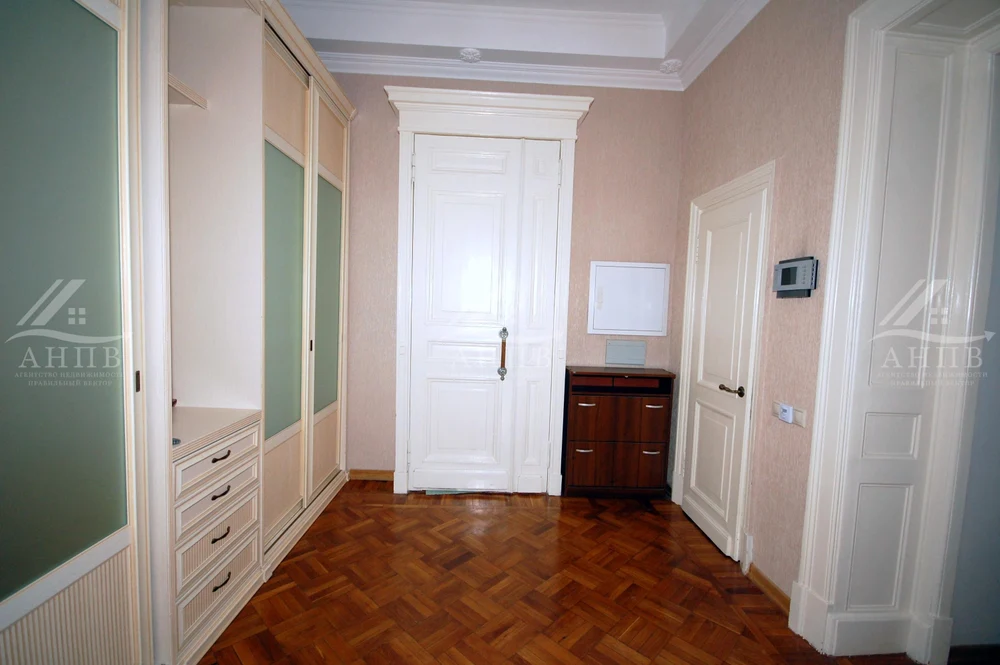 Квартира в элитной сталинской высотке с видом на Московский Кремль и парк Зарядье