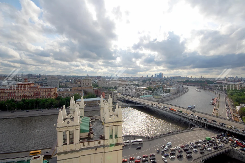 Квартира в элитной сталинской высотке с видом на Московский Кремль и парк Зарядье